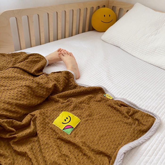 91家纺网 家纺一手货源 找家纺 星期八 2021新款华夫格笑脸毯儿童毯空调毯粽