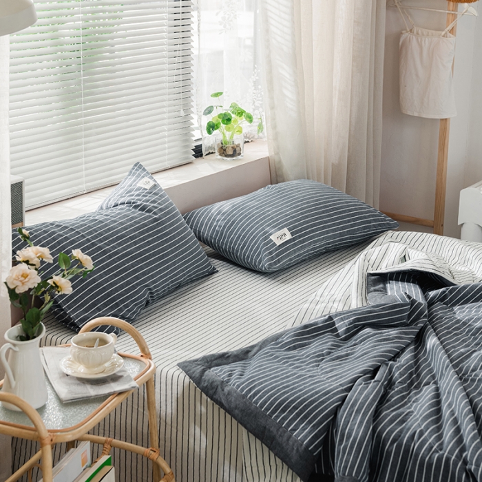 91家纺网 家纺一手货源 找家纺 久典 新款全棉色织水洗棉大豆被夏被四件套 灰白细条双拼