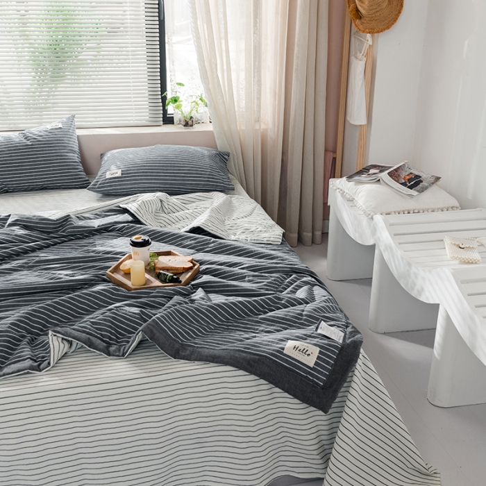 91家纺网 家纺一手货源 找家纺 久典 新款全棉色织水洗棉大豆被夏被四件套 灰白细条双拼