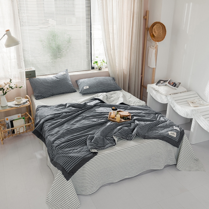91家纺网 家纺一手货源 找家纺 久典 新款全棉色织水洗棉大豆被夏被四件套 灰白细条双拼