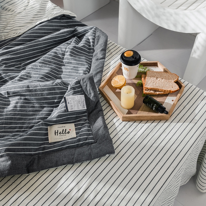 91家纺网 家纺一手货源 找家纺 久典 新款全棉色织水洗棉大豆被夏被四件套 灰白细条双拼