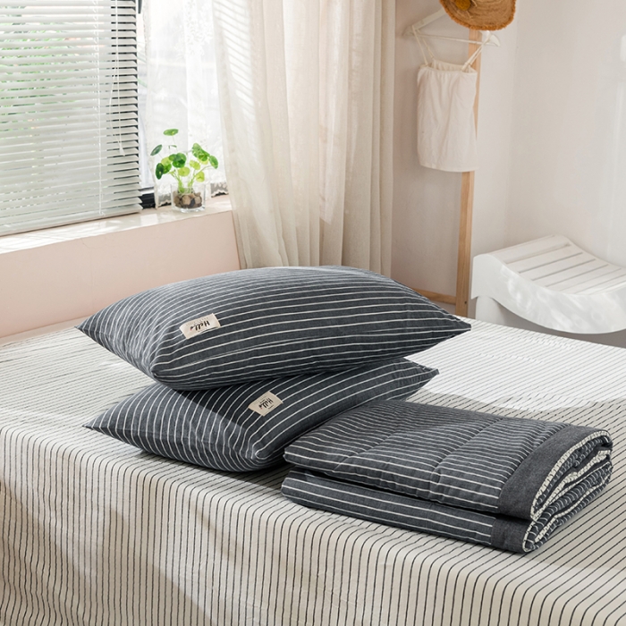 91家纺网 家纺一手货源 找家纺 久典 新款全棉色织水洗棉大豆被夏被四件套 灰白细条双拼