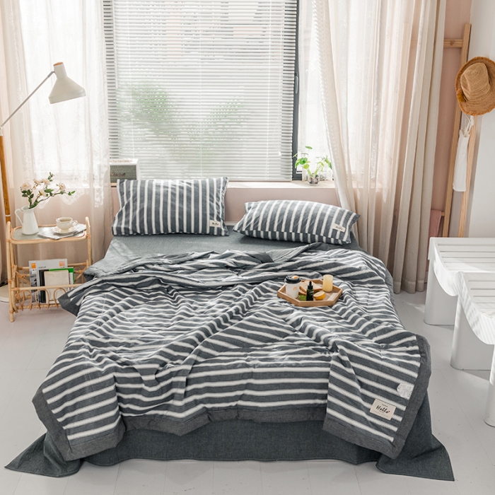 91家纺网 家纺一手货源 找家纺 久典 新款全棉色织水洗棉大豆被夏被四件套 灰粗条