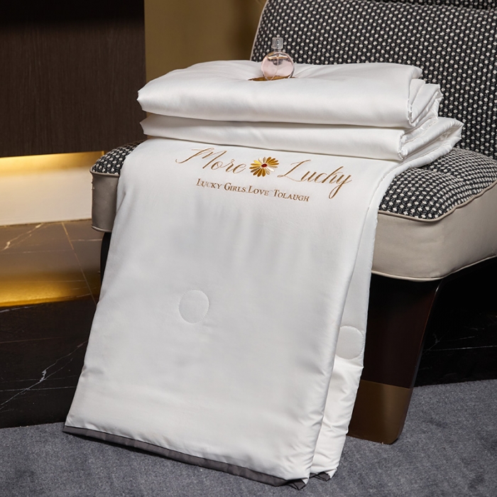 91家纺网 家纺一手货源 找家纺 凡客 2021春夏新款水洗真丝夏被 月光银