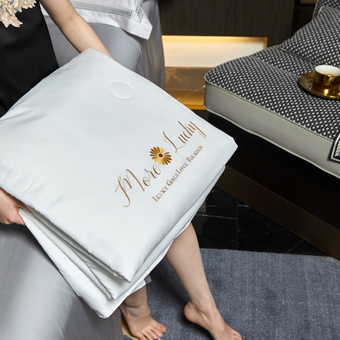 91家纺网 家纺一手货源 找家纺 凡客 2021春夏新款水洗真丝夏被 月光银