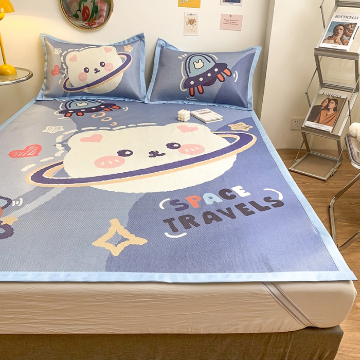 91家纺网 家纺一手货源 找家纺 慕尚家纺2022新款全面升级宽边大版数码冰丝席凉席 太空熊宝