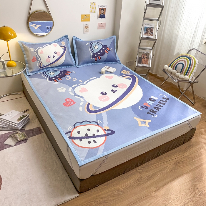 91家纺网 家纺一手货源 找家纺 慕尚家纺2022新款全面升级宽边大版数码冰丝席凉席 太空熊宝