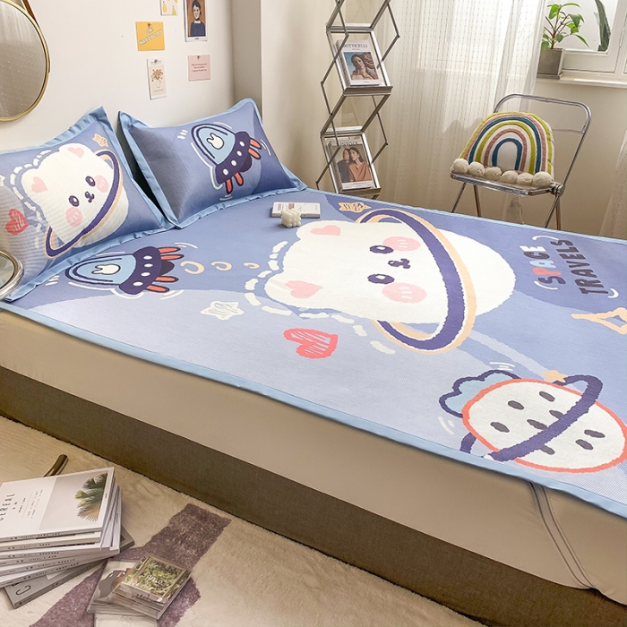 91家纺网 家纺一手货源 找家纺 慕尚家纺2022新款全面升级宽边大版数码冰丝席凉席 太空熊宝