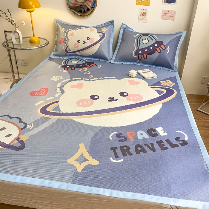 91家纺网 家纺一手货源 找家纺 慕尚家纺2022新款全面升级宽边大版数码冰丝席凉席 太空熊宝