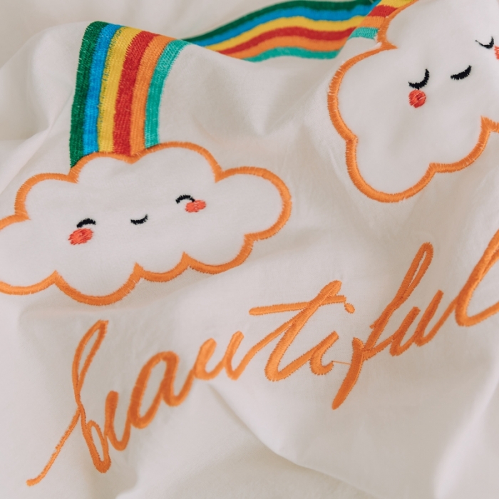 91家纺网 家纺一手货源 找家纺 雅居纺 2022新款全棉水洗棉绣花四件套 云朵彩虹