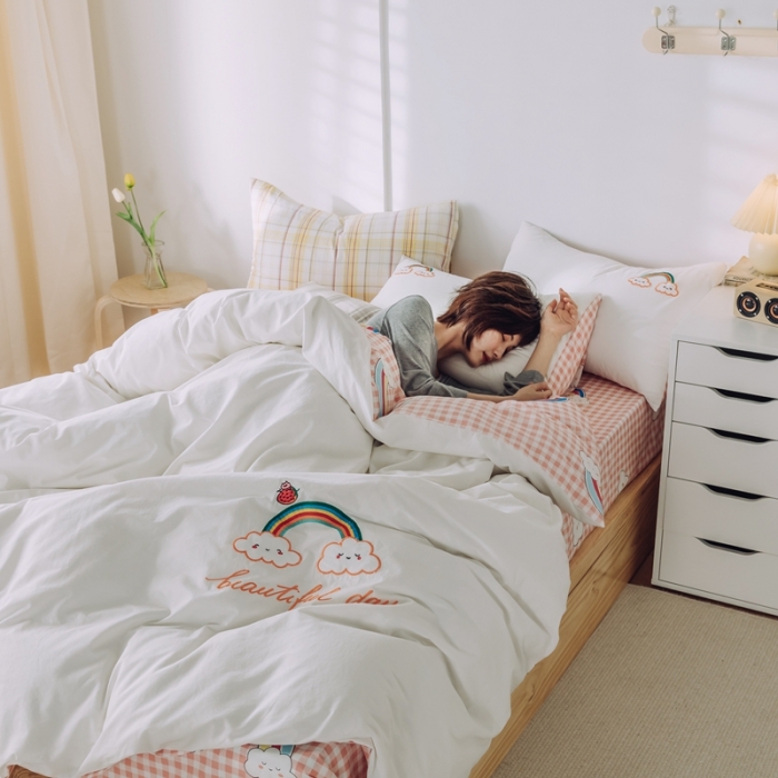 91家纺网 家纺一手货源 找家纺 雅居纺 2022新款全棉水洗棉绣花四件套 云朵彩虹