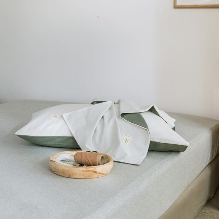 91家纺网 家纺一手货源 找家纺 雅居纺 2022新款全棉水洗棉单枕套 白+墨子绿一对