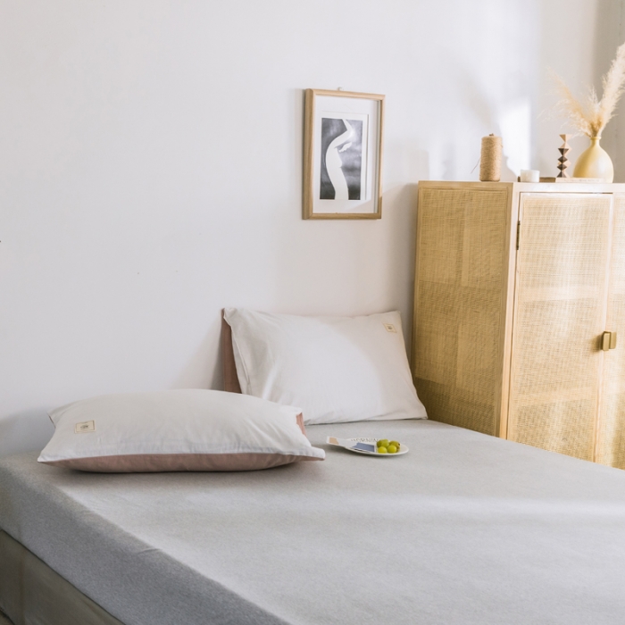 91家纺网 家纺一手货源 找家纺 雅居纺 2022新款全棉水洗棉单枕套 白+绅士红一对