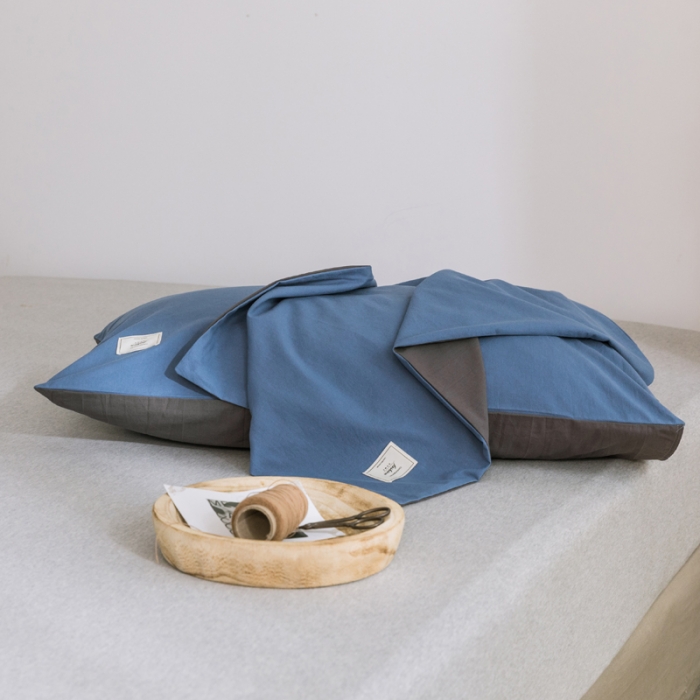 91家纺网 家纺一手货源 找家纺 雅居纺 2022新款全棉水洗棉单枕套 牛仔蓝+低调灰一对