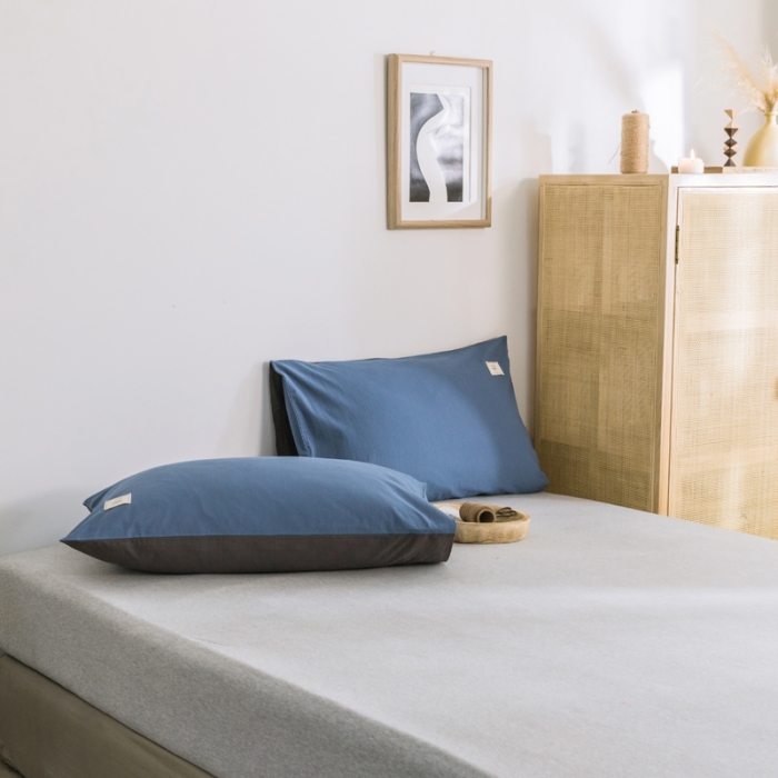 91家纺网 家纺一手货源 找家纺 雅居纺 2022新款全棉水洗棉单枕套 牛仔蓝+低调灰一对