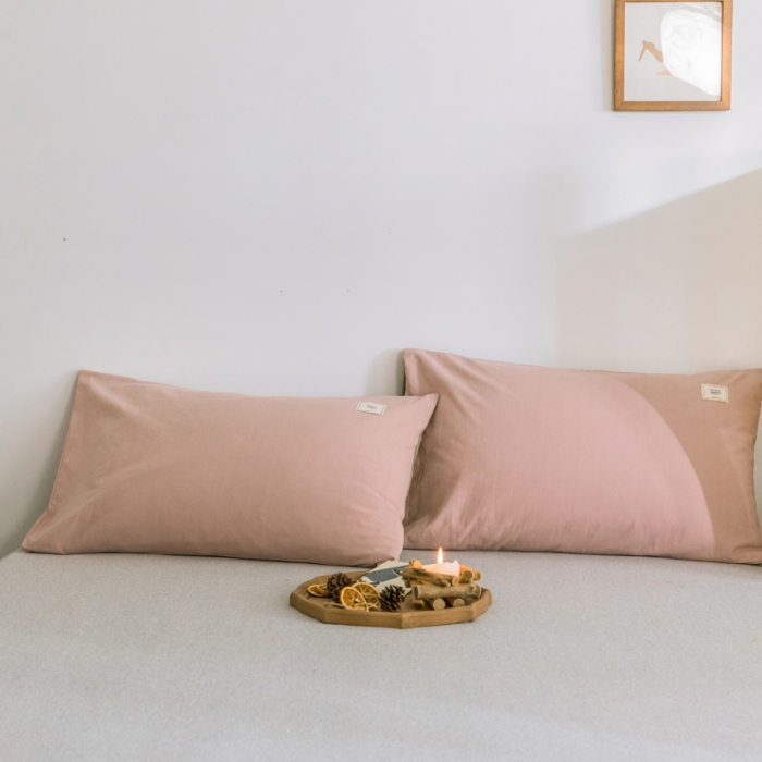 91家纺网 家纺一手货源 找家纺 雅居纺 2022新款全棉水洗棉单枕套 绅士红+卡其一对