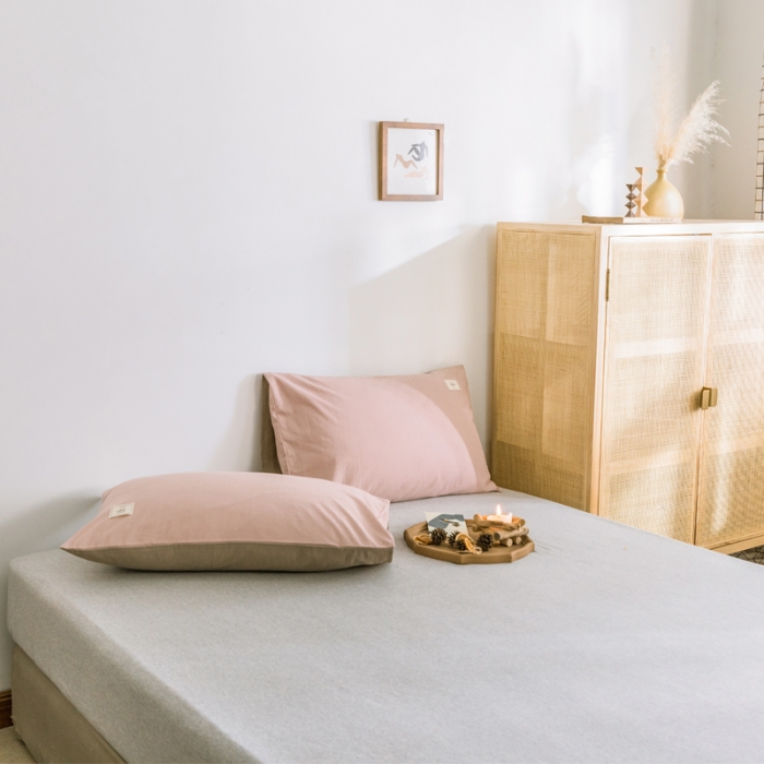 91家纺网 家纺一手货源 找家纺 雅居纺 2022新款全棉水洗棉单枕套 绅士红+卡其一对