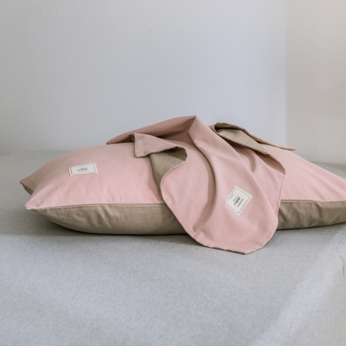 91家纺网 家纺一手货源 找家纺 雅居纺 2022新款全棉水洗棉单枕套 绅士红+卡其一对