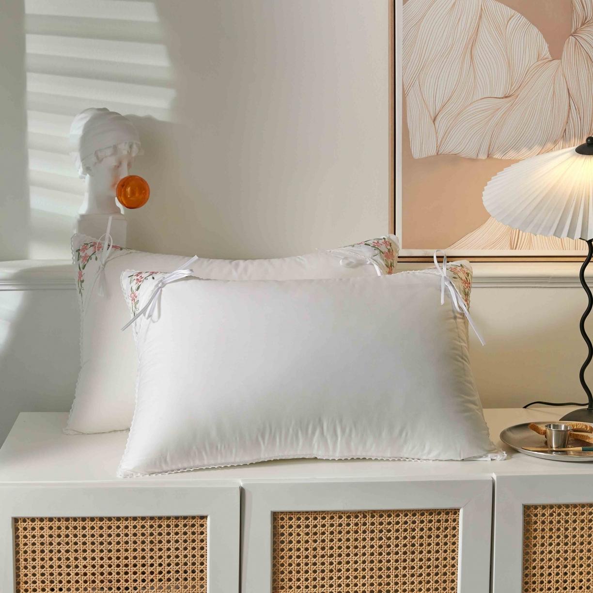 91家纺网 家纺一手货源 找家纺 赛格时代家居枕芯   全棉角绣茉莉花羽丝绒枕 枕头