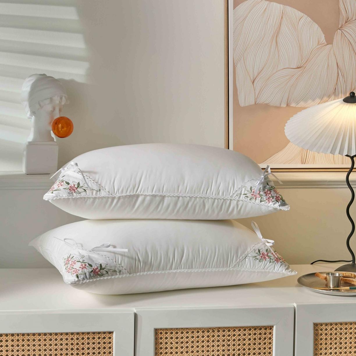 91家纺网 家纺一手货源 找家纺 赛格时代家居枕芯   全棉角绣茉莉花羽丝绒枕 枕头