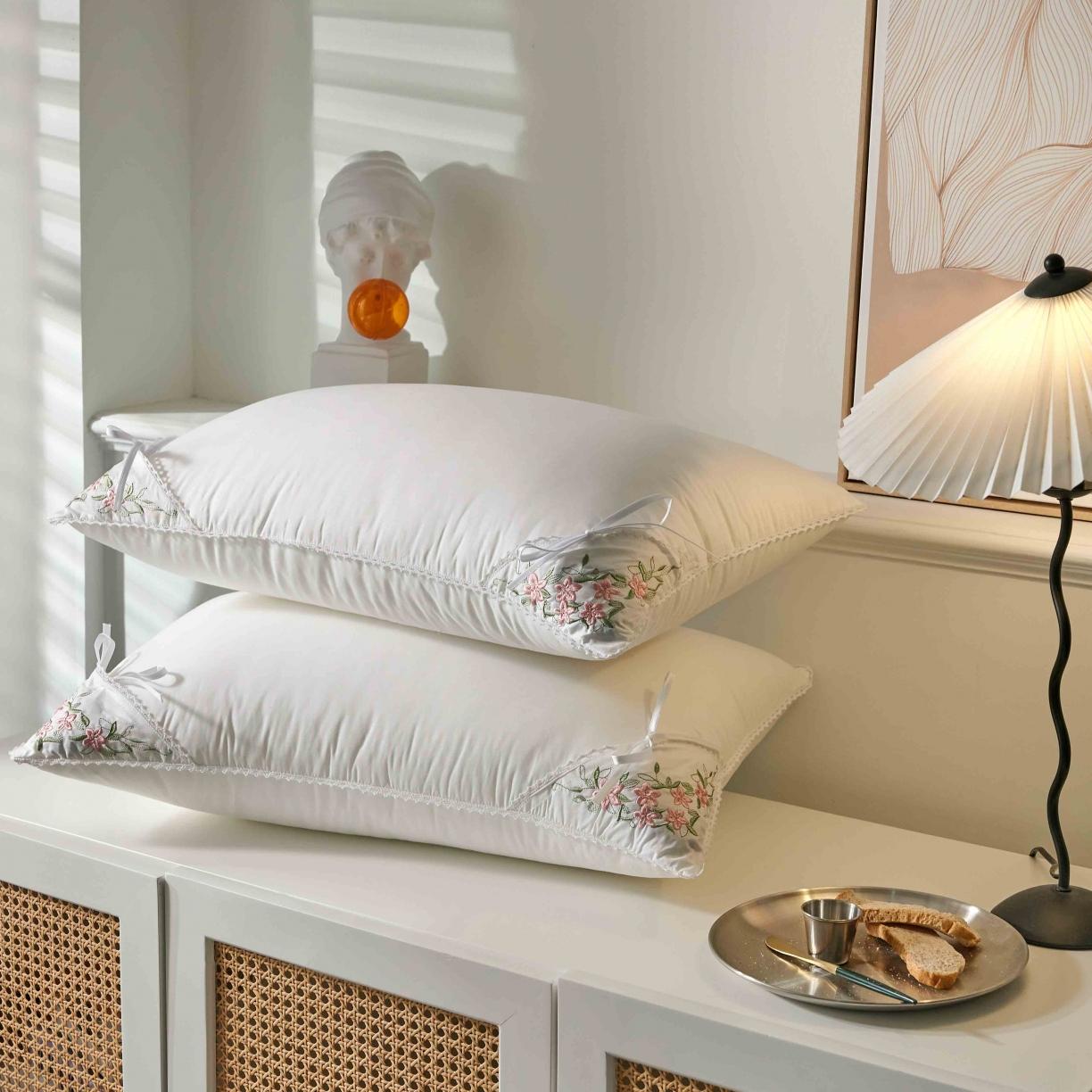 91家纺网 家纺一手货源 找家纺 赛格时代家居枕芯   全棉角绣茉莉花羽丝绒枕 枕头