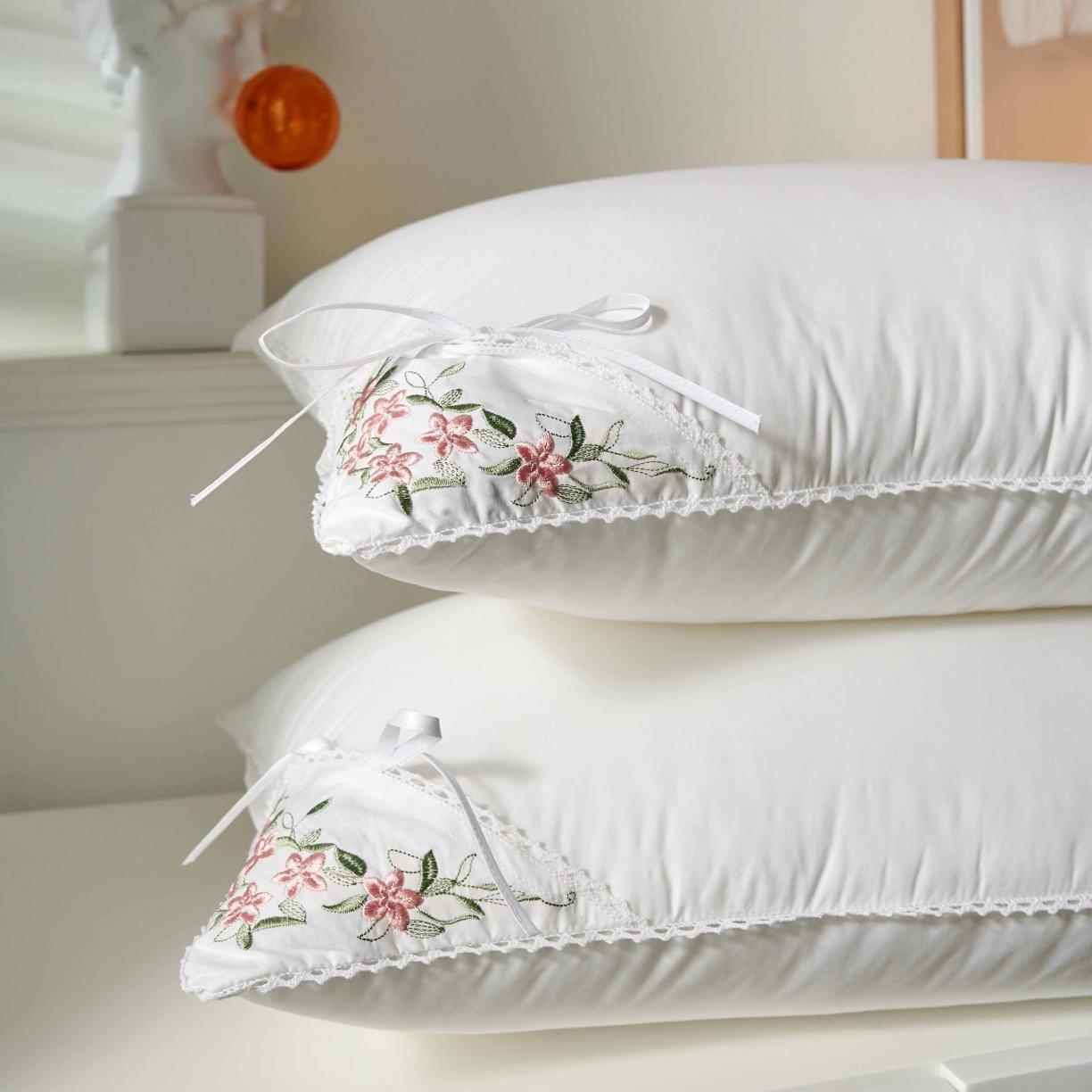 91家纺网 家纺一手货源 找家纺 赛格时代家居枕芯   全棉角绣茉莉花羽丝绒枕 枕头