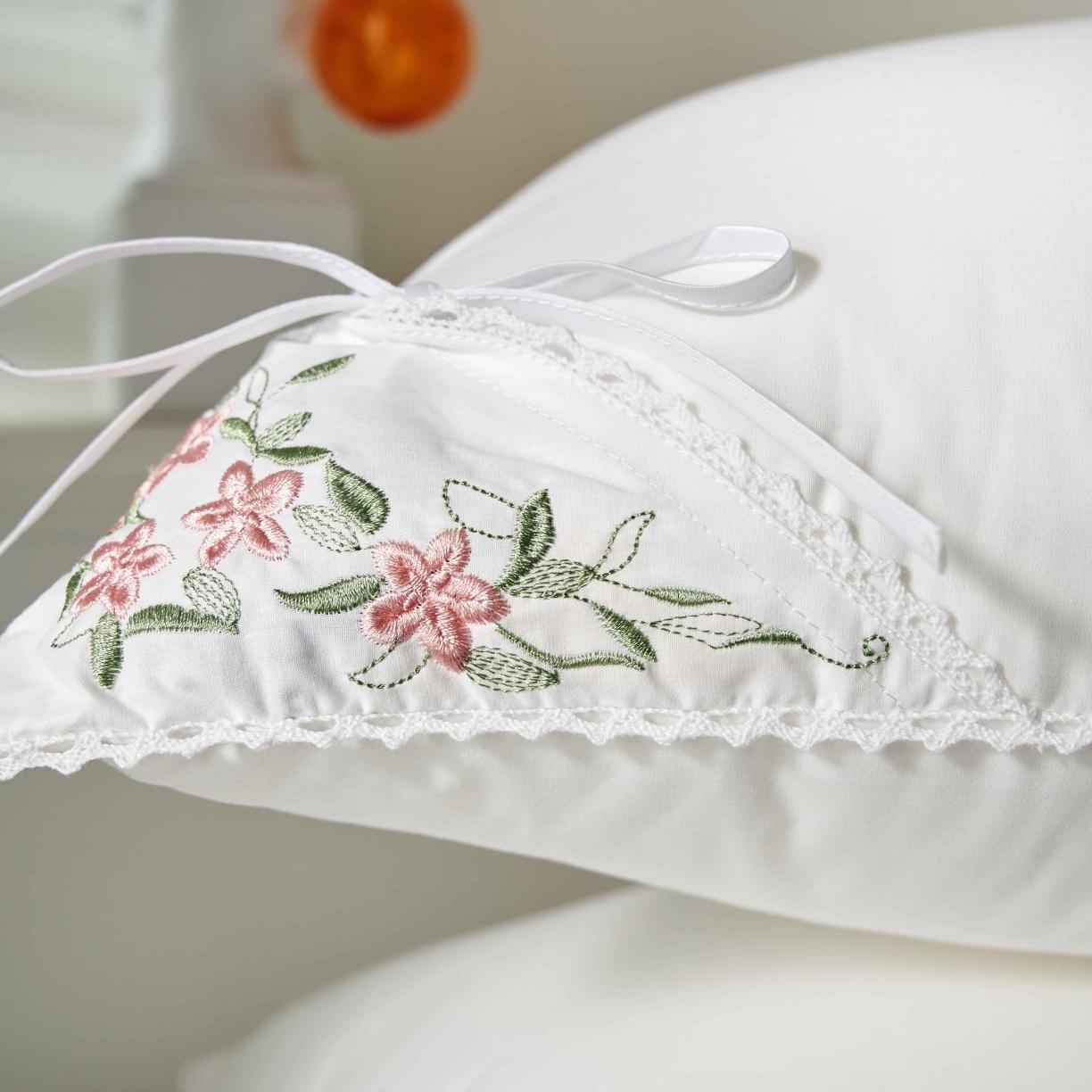 91家纺网 家纺一手货源 找家纺 赛格时代家居枕芯   全棉角绣茉莉花羽丝绒枕 枕头