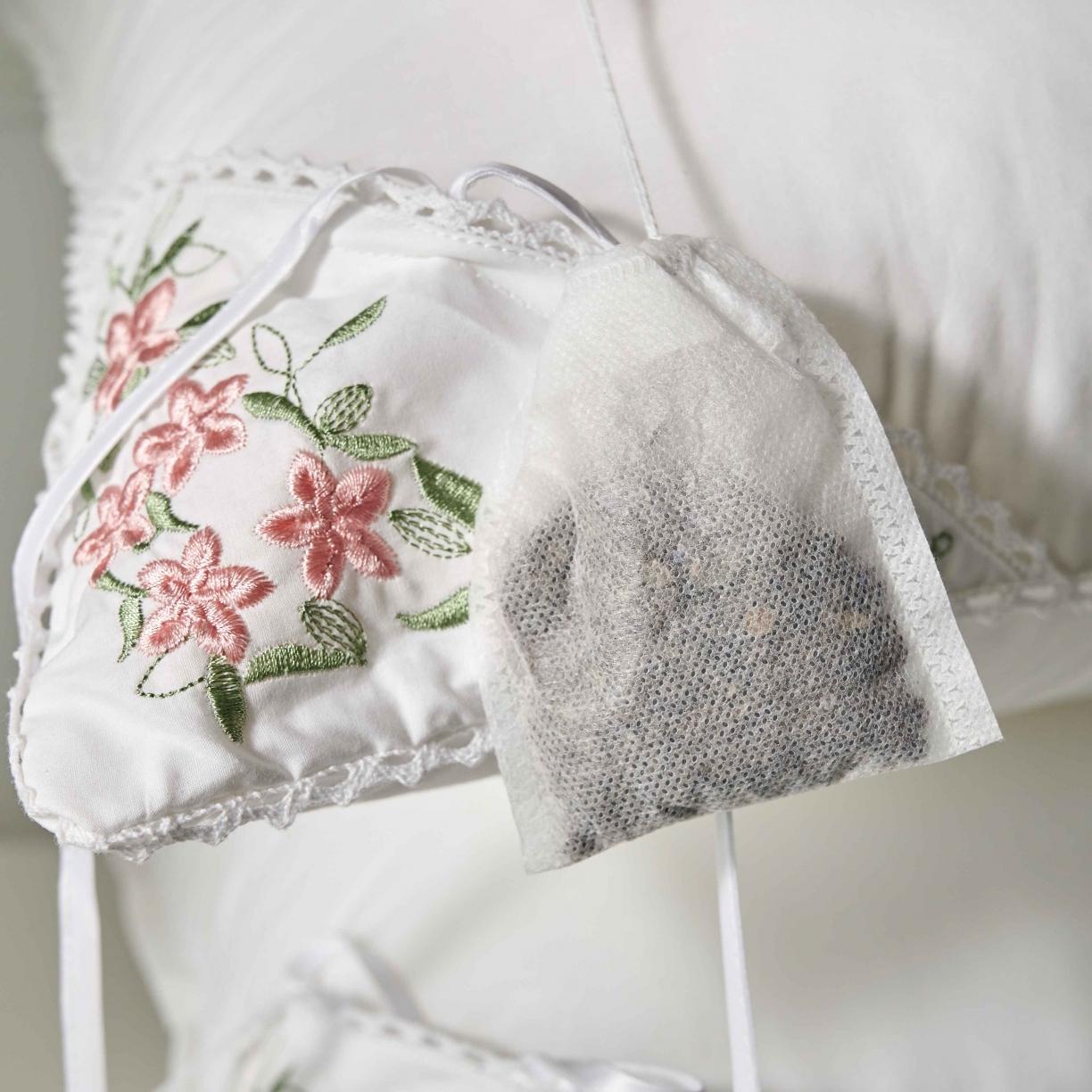 91家纺网 家纺一手货源 找家纺 赛格时代家居枕芯   全棉角绣茉莉花羽丝绒枕 枕头