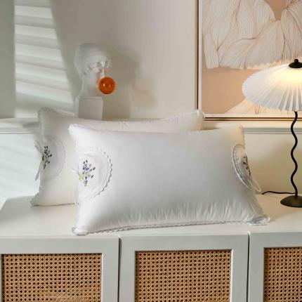 赛格时代家居枕芯   全棉绣花薰衣草羽丝绒枕 枕头