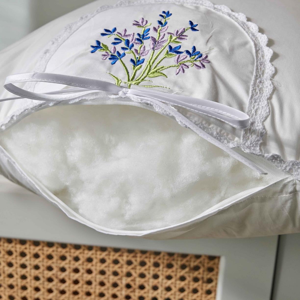 91家纺网 家纺一手货源 找家纺 赛格时代家居枕芯   全棉绣花薰衣草羽丝绒枕 枕头