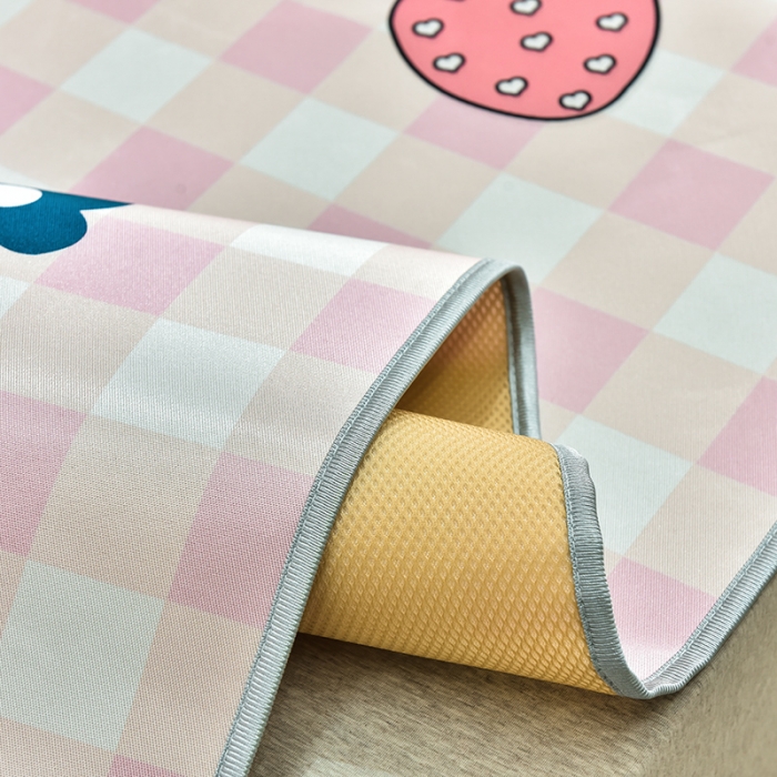 91家纺网 家纺一手货源 找家纺 同田2021新款水洗冰丝数码印花凉席三件套 草莓小女孩