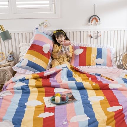 91家纺网 家纺一手货源 找家纺 米莱 2021新款花边款亲肤夏被四件套 七彩云朵