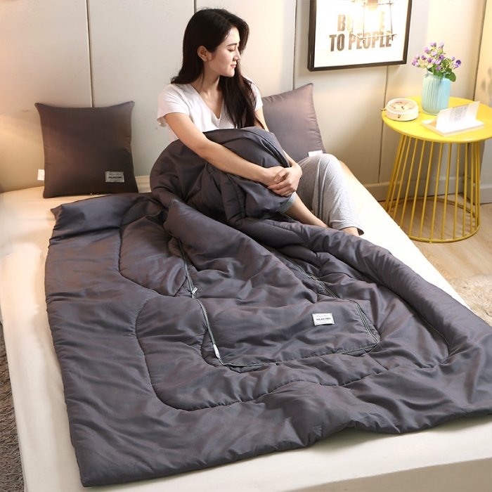 91家纺网 家纺一手货源 找家纺 照世家纺 2021新款贴布绣多功能抱枕被深灰色