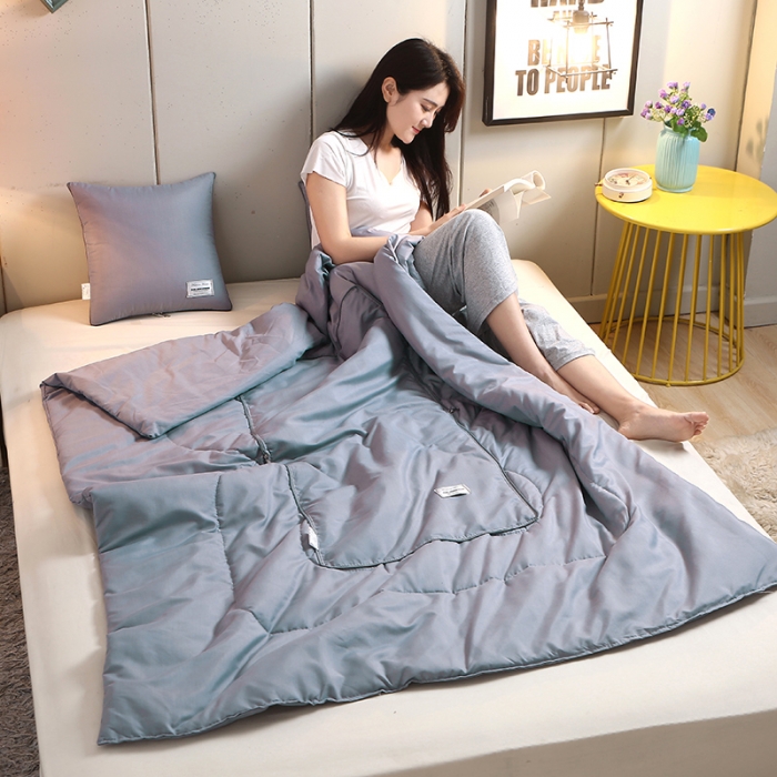 91家纺网 家纺一手货源 找家纺 照世家纺 2021新款贴布绣多功能抱枕被灰色