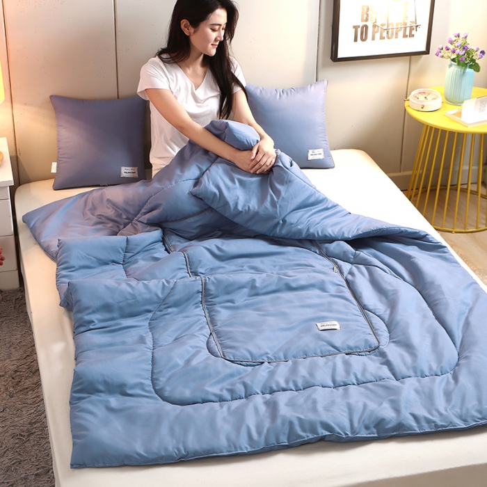 91家纺网 家纺一手货源 找家纺 照世家纺 2021新款贴布绣多功能抱枕被蓝色