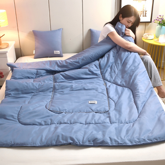 91家纺网 家纺一手货源 找家纺 照世家纺 2021新款贴布绣多功能抱枕被蓝色