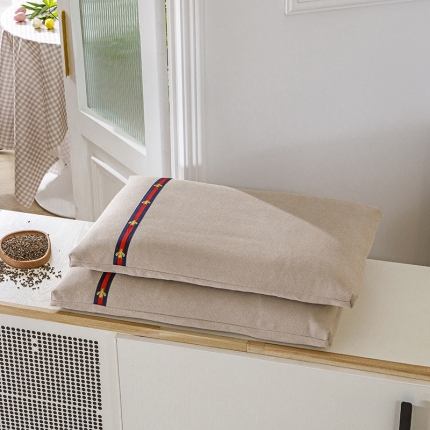 91家纺网 家纺一手货源 找家纺 总.小蜜蜂新款织带麻绒荞麦枕35*55