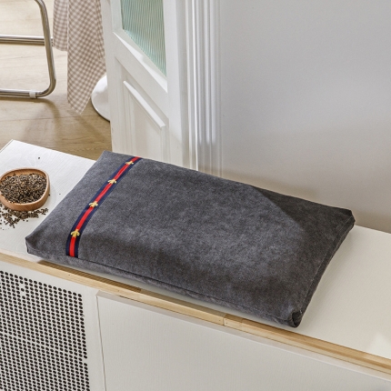 91家纺网 家纺一手货源 找家纺 总.小蜜蜂新款织带麻绒荞麦枕35*55