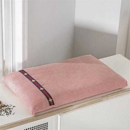 91家纺网 家纺一手货源 找家纺 总.小蜜蜂新款织带麻绒荞麦枕35*55