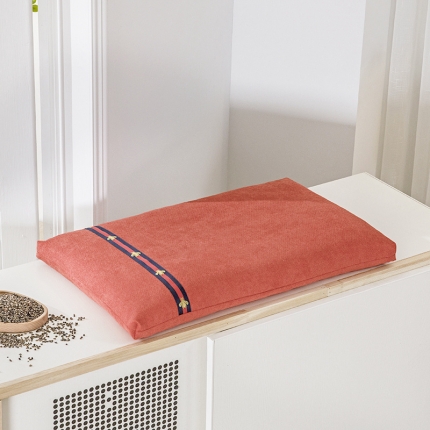 91家纺网 家纺一手货源 找家纺 总.小蜜蜂新款织带麻绒荞麦枕35*55