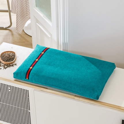 91家纺网 家纺一手货源 找家纺 总.小蜜蜂新款织带麻绒荞麦枕35*55