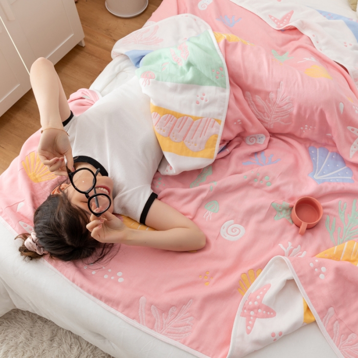 91家纺网 家纺一手货源 找家纺 朴尔家纺 2021新款卡漫风格全棉六层纱毛巾被 海底世界-粉