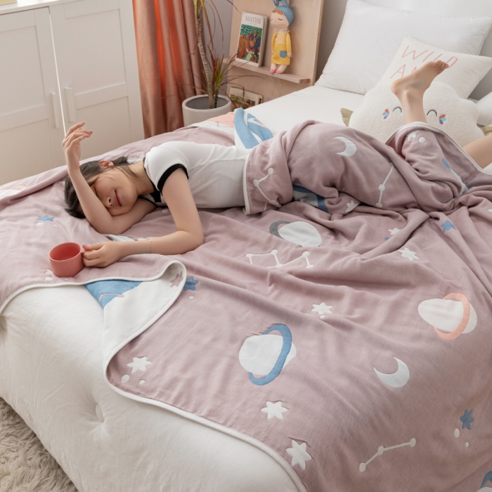 91家纺网 家纺一手货源 找家纺 朴尔家纺 新款卡漫风格全棉六层纱毛巾被 浩瀚宇宙-豆沙