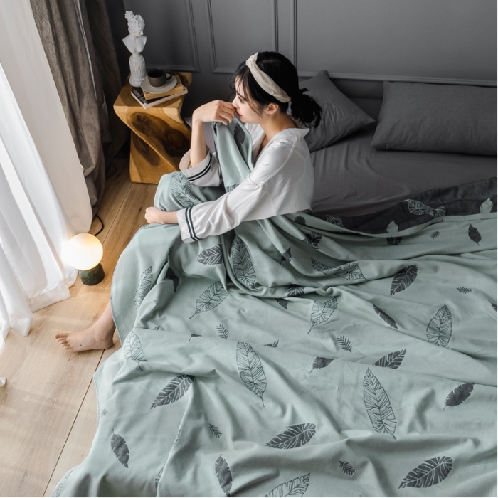 91家纺网 家纺一手货源 找家纺 朴尔家纺 新款主推特惠三层全棉纱布毛巾被 南极树叶-墨绿