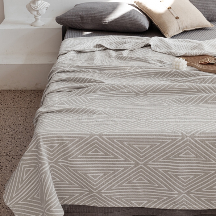 91家纺网 家纺一手货源 找家纺 朴尔家纺 新款加厚三层水洗棉全棉纱布毛巾被 等边三角-浅灰