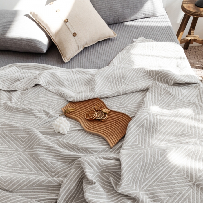 91家纺网 家纺一手货源 找家纺 朴尔家纺 新款加厚三层水洗棉全棉纱布毛巾被 等边三角-浅灰