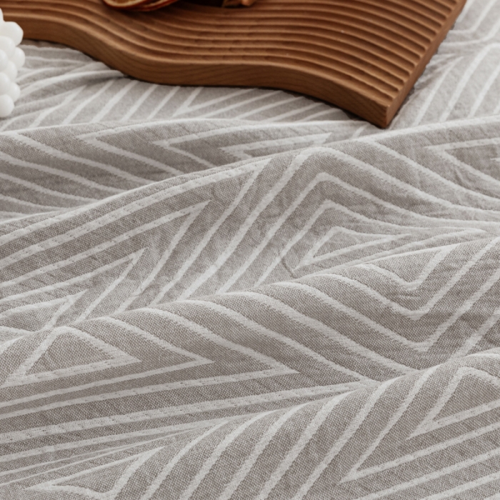 91家纺网 家纺一手货源 找家纺 朴尔家纺 新款加厚三层水洗棉全棉纱布毛巾被 等边三角-浅灰