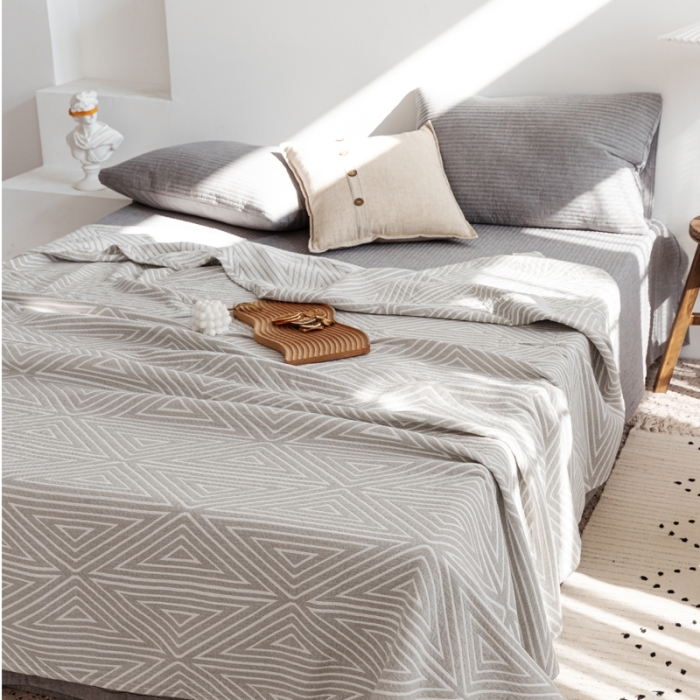 91家纺网 家纺一手货源 找家纺 朴尔家纺 新款加厚三层水洗棉全棉纱布毛巾被 等边三角-浅灰