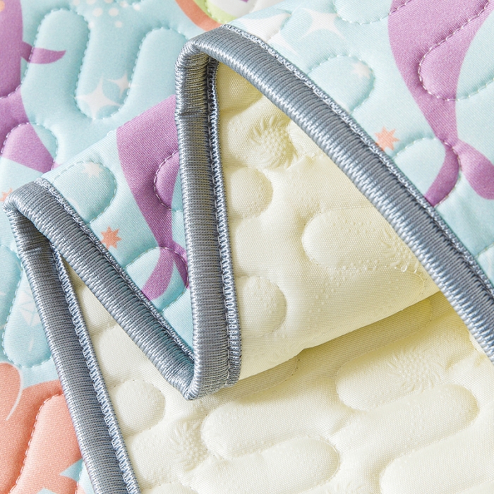 91家纺网 家纺一手货源 找家纺 小芽家居 2024新款儿童乳胶凉席卡通 彩虹海豚