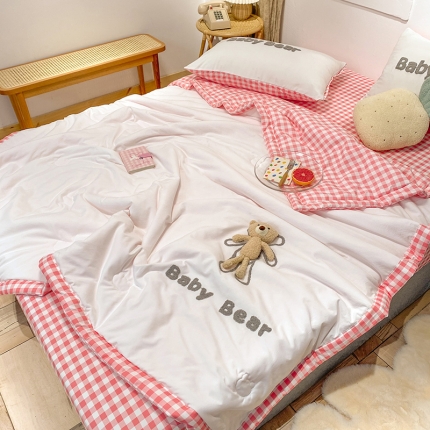 91家纺网 家纺一手货源 找家纺 立体小熊水洗棉夏被四件套 小清新绣花夏凉被空调被纯色薄被芯
